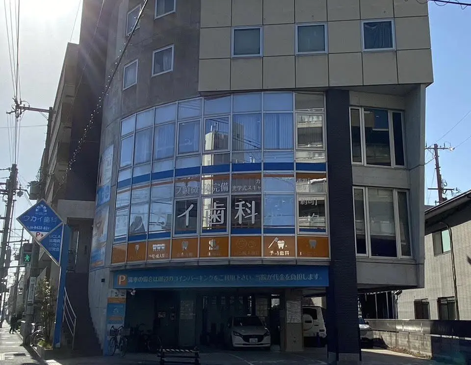 ①診療風景 ②カウンセリングルーム ③医院外観