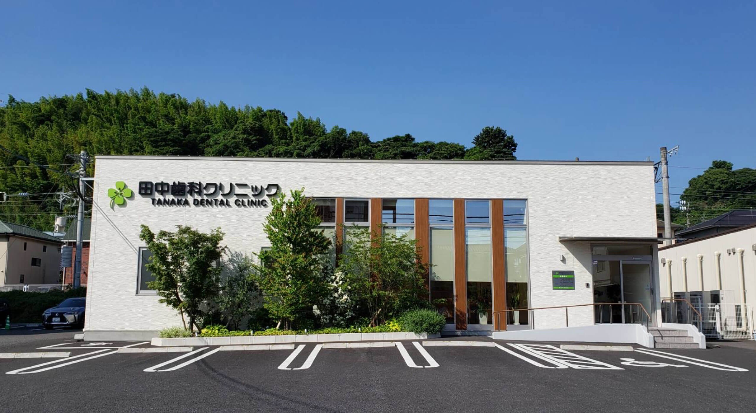 ①医院外観 ②院内風景 ③受付