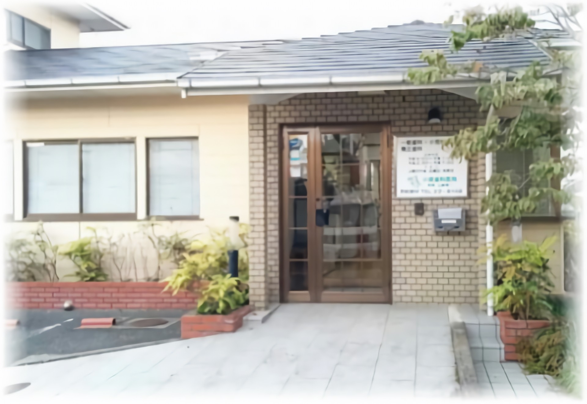 ①医院外観②待合室③キッズスペース完備