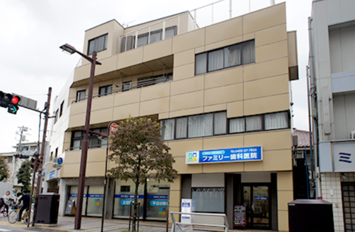 ①クリニック外観②待合室③キッズスペース