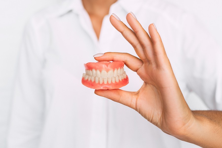 金属の留め金が目立つことを気にされる方のために、目立ちにくいノンクラスプ・デンチャーもあります