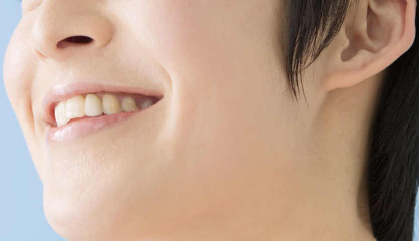 目立たない矯正装置で負担の少ない治療を提供