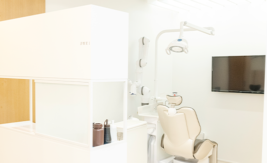 ①クリニック外観②待合室③診療チェア