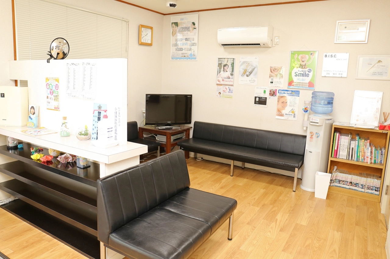①クリニック外観②待合室③診療室