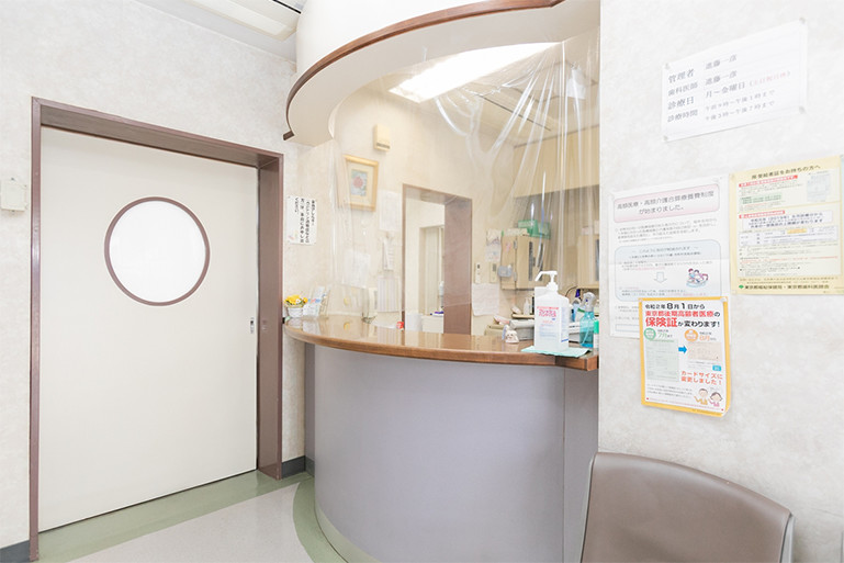 ①クリニック外観②駐車場も完備しています③受付