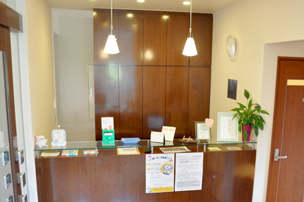 ①クリニック外観②受付③待合室