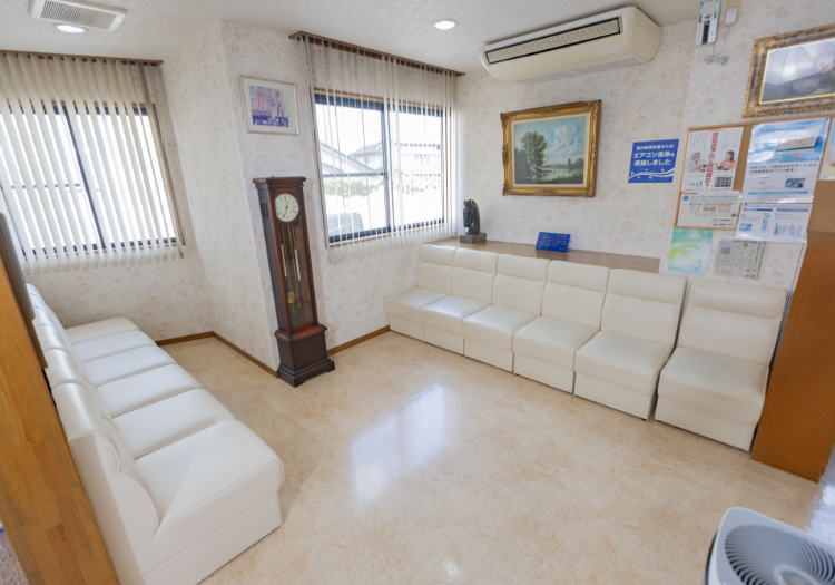 ①医院外観②受付③待合室