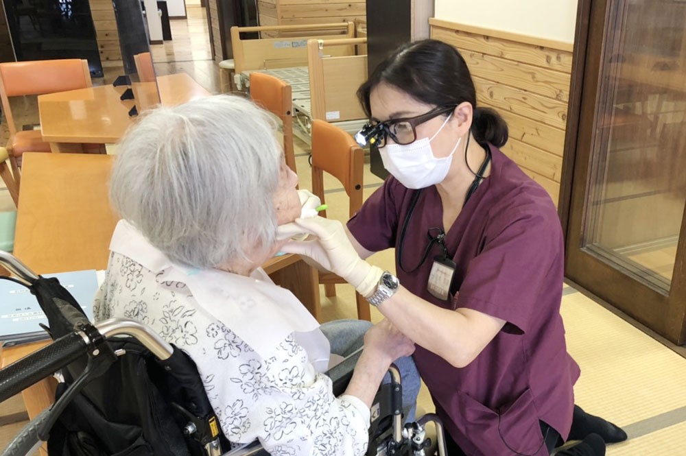 口腔ケアは高齢者の健康を守るうえで特に重要な役割を担っています
