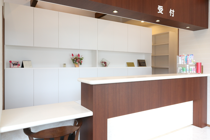 ①クリニック外観②受付③診療チェア