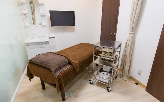 能性と構造を重視しつつ、トータル的な美しさを実現することができるため、まるで「歯の美容整形」とも言える治療です。