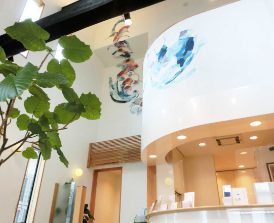 【都賀駅 徒歩1分】皆様の一人ひとりに向き合い、お口の健康を守る事をモットーに掲げているさえぐさ歯科クリニック