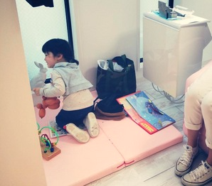 ①治療の様子、②外観、③キッズスペース