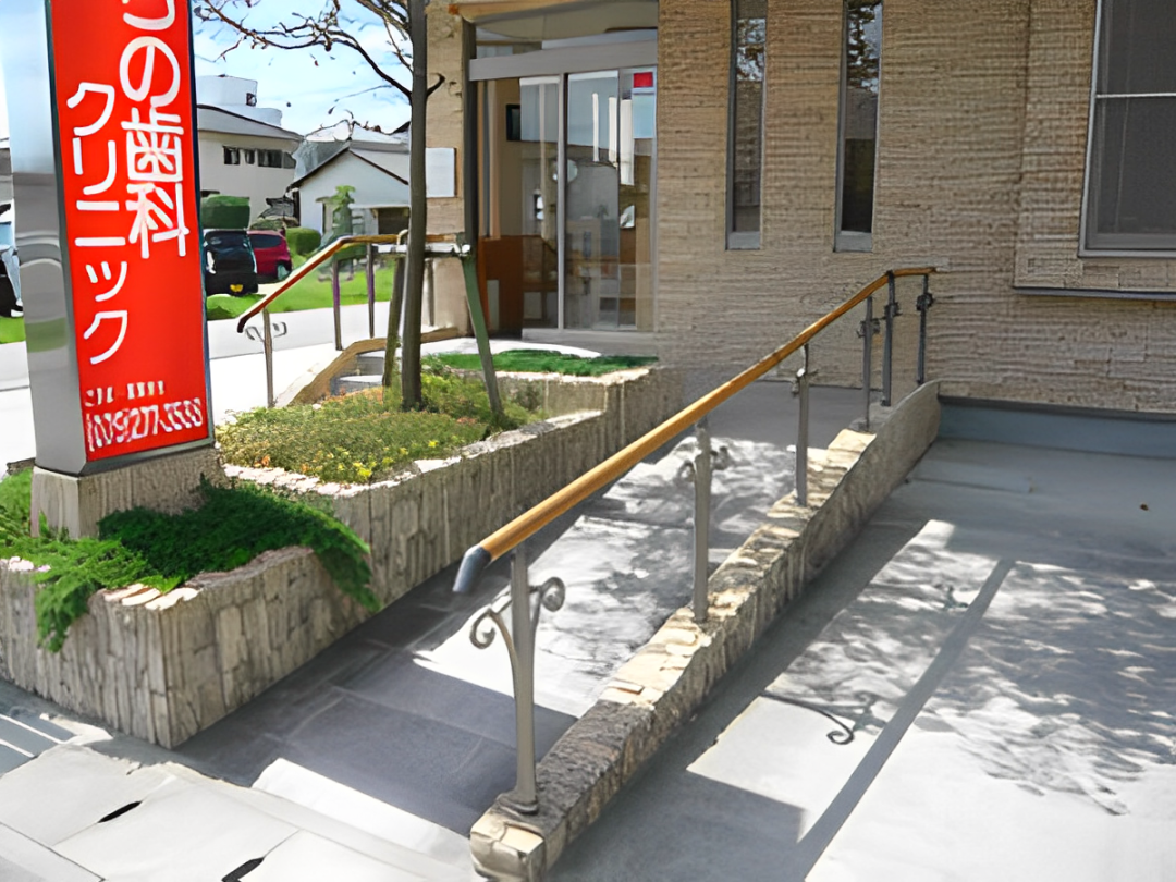 ①クリニック外観②待合室③診療チェア