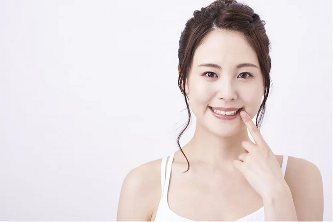 歯と詰め物の境目の色が変色してる方にはラミネートベニア