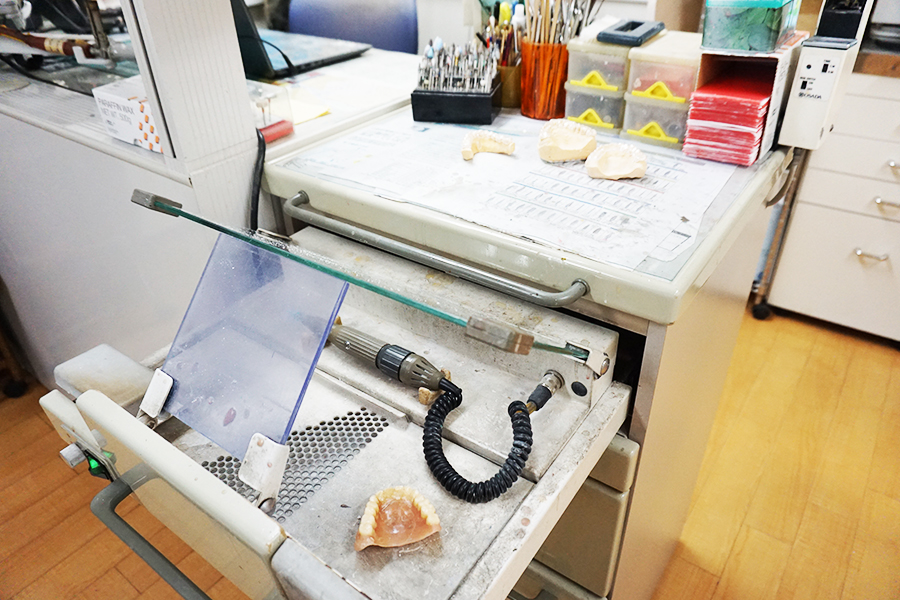 その場で入れ歯の修正が可能です