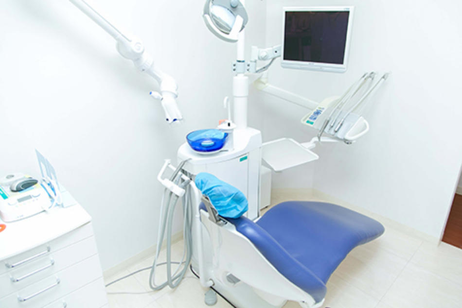 ①クリニック外観②受付③診療チェア