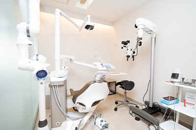 ①クリニック外観②診療室③診療風景