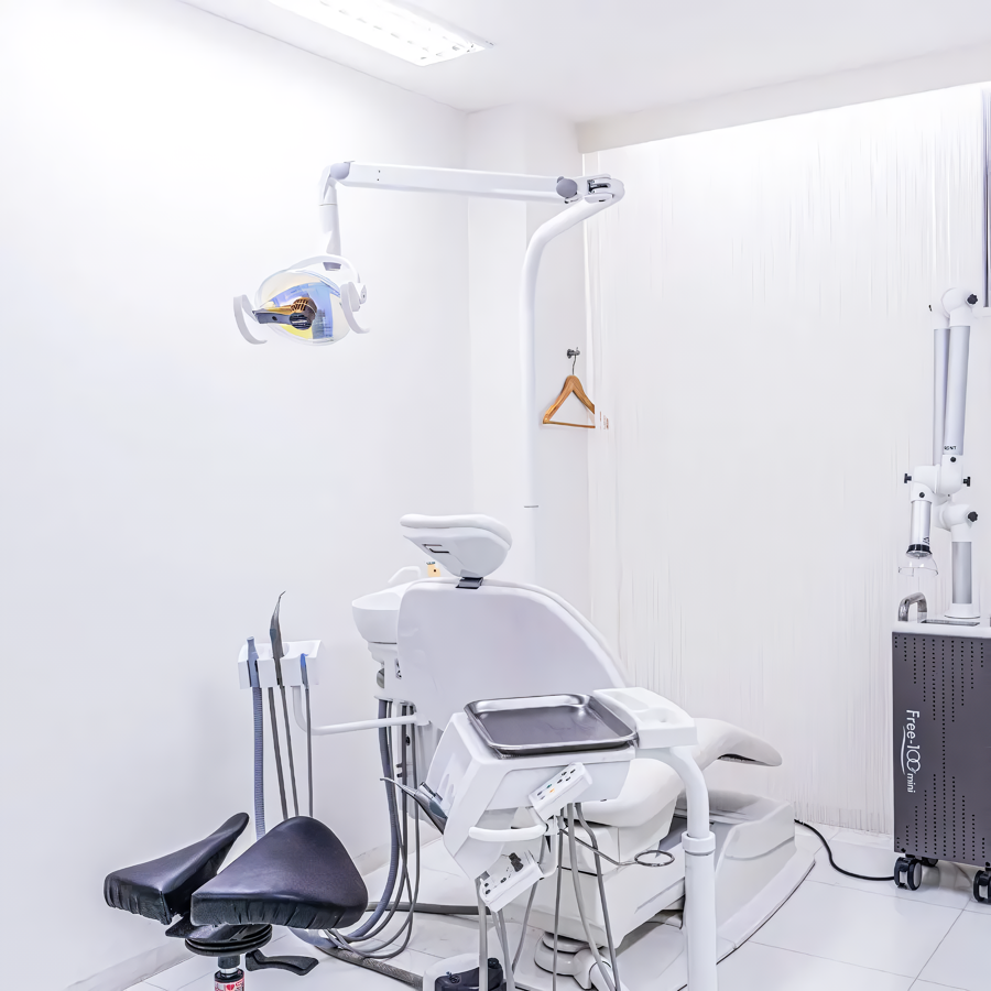 ①外観②受付③診療スペース