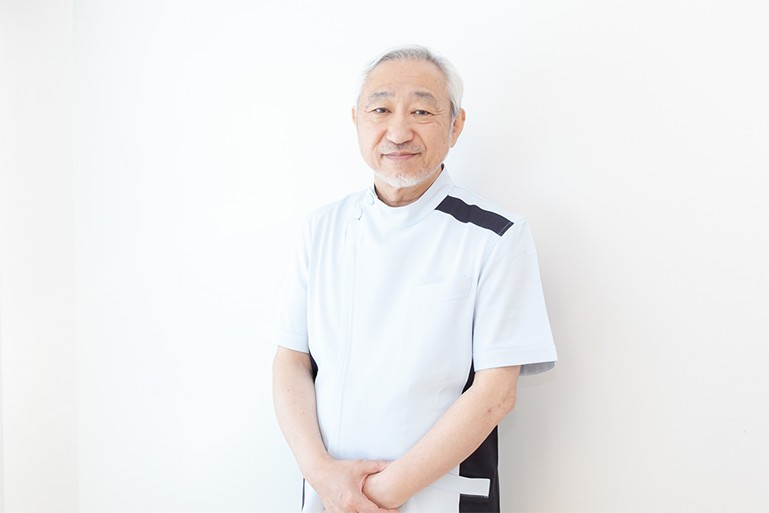 ①診療室 ②医院外観 ③院長
