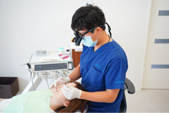 ①医院外観・駐車場②キッズスペース③治療の様子