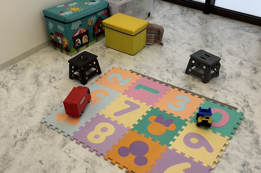 ①外観②受付③キッズスペース