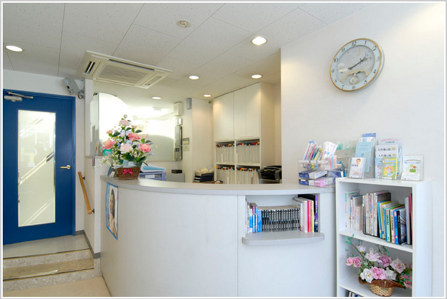 ①クリニック外観②受付③診療