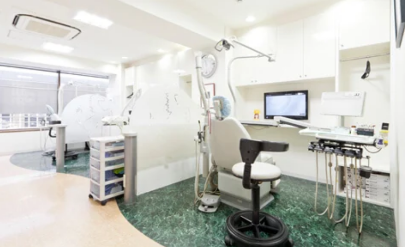 ①外観②待合室③診療室