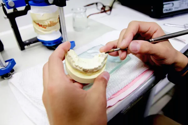 ①医院外観②技工の様子③待合室