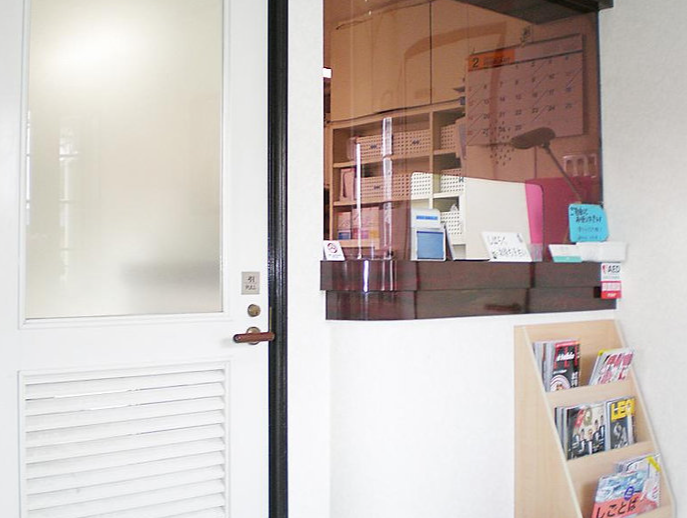 ①クリニック外観　②受付　③待合室