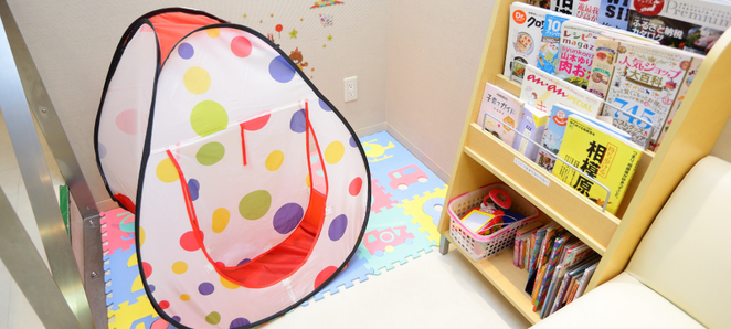 ①クリニック外観②受付③キッズルーム