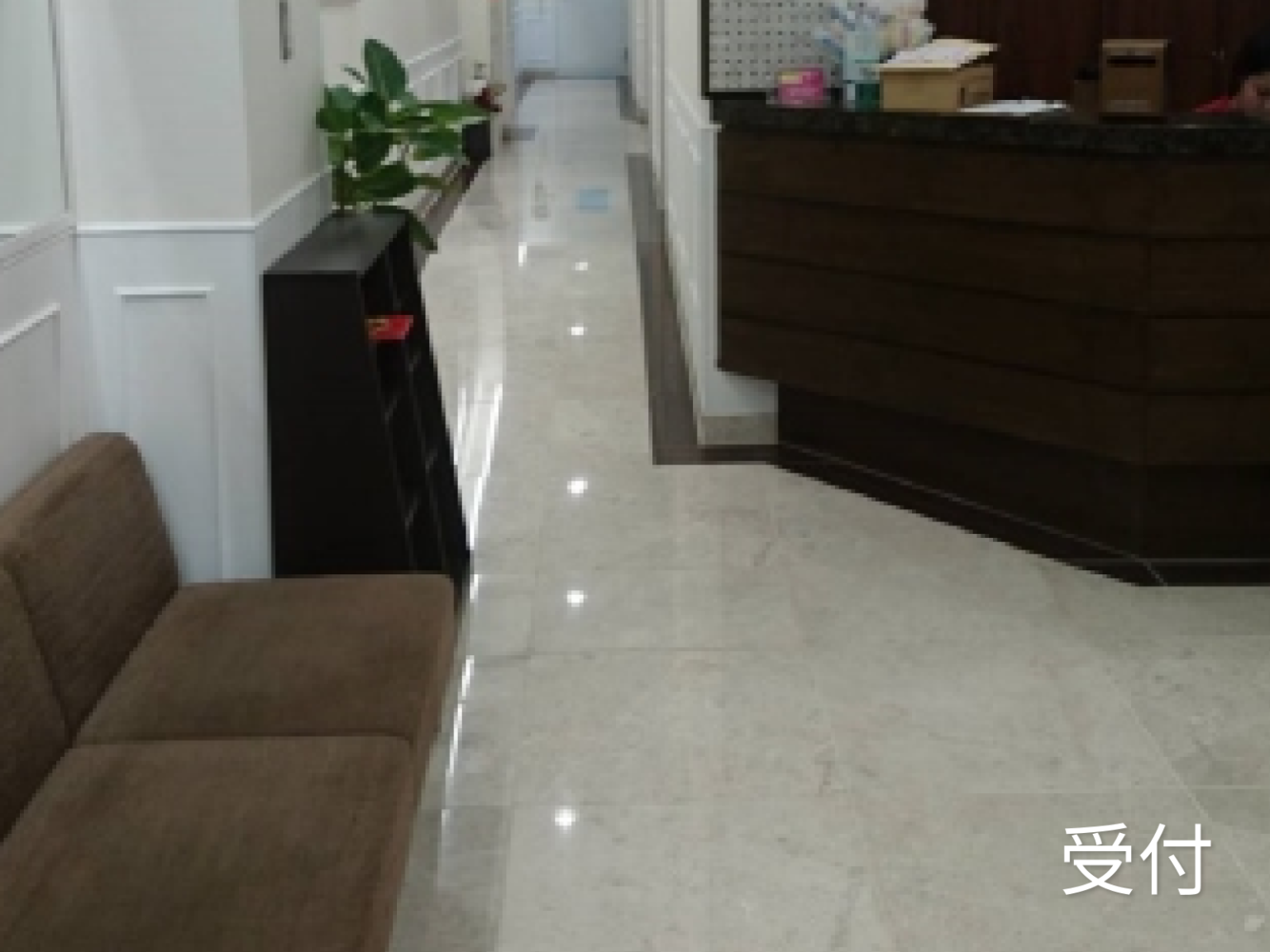 ①外観②待合室③受付