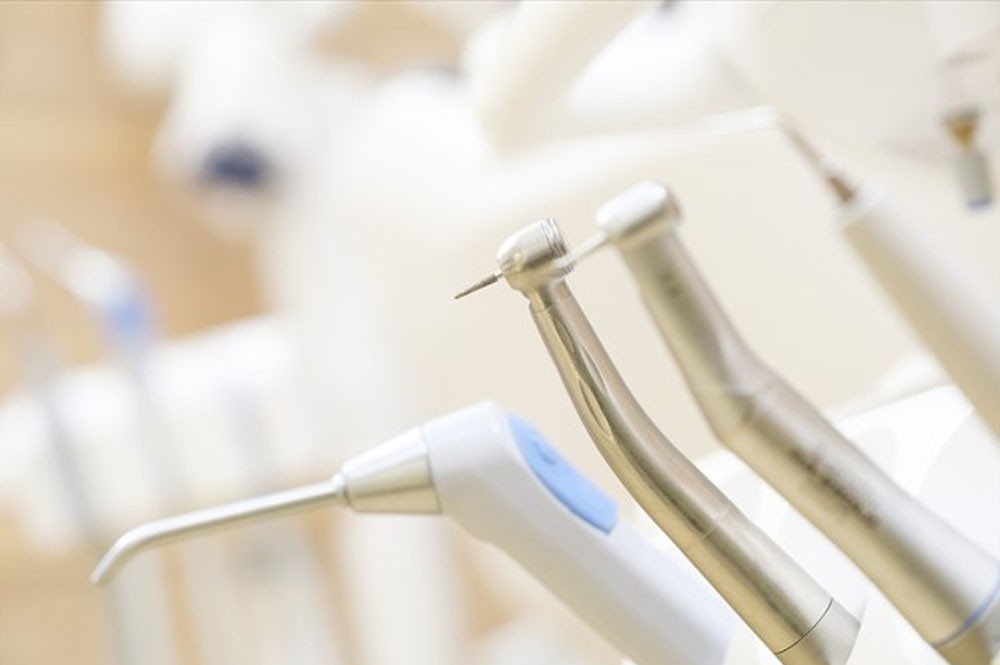 治療において特に大切にしているのが「なるべく抜かない・削らない」という姿勢です