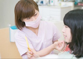 無理のない方法で口元の印象を整えたい方に適したケアです。