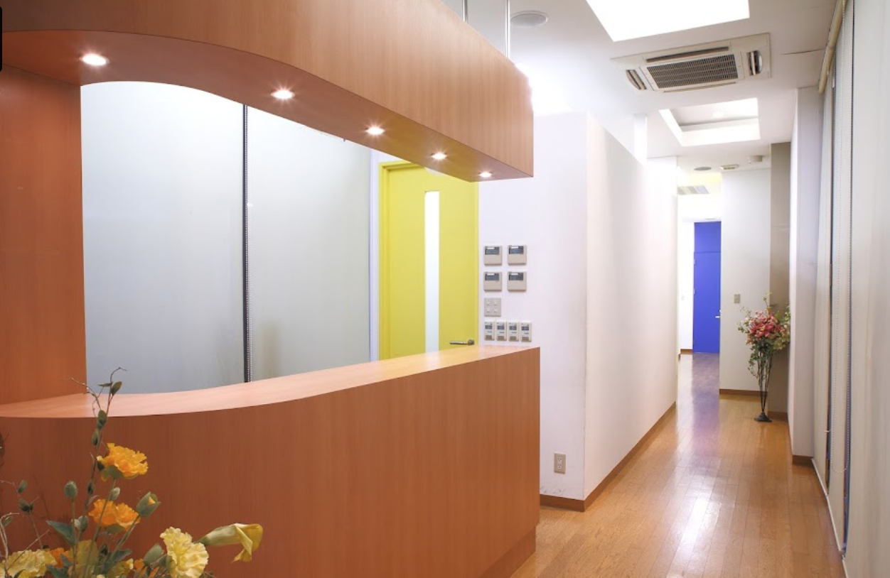 ①クリニック受付　②待合室　③診察チェア