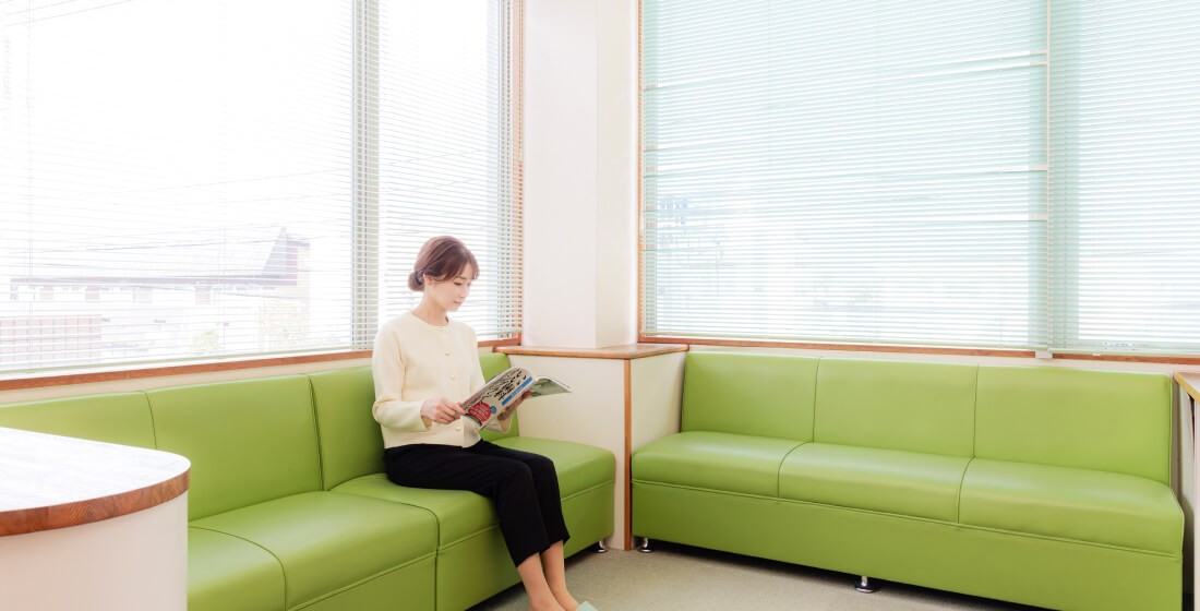 待合室には雑誌や書籍がご用意されています
