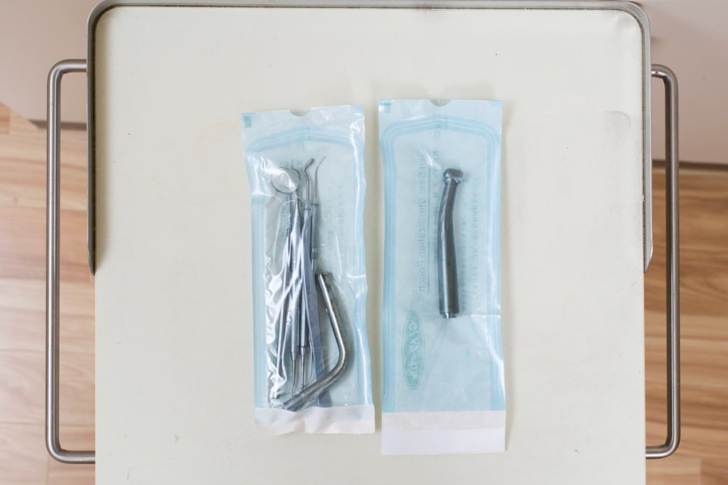 【東風平バス停 徒歩1分・駐車場完備】個室診療で丁寧な説明と衛生管理を大切にする こちんだ歯科クリニック