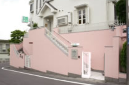 ①クリニック外観　②待合室　③診療室