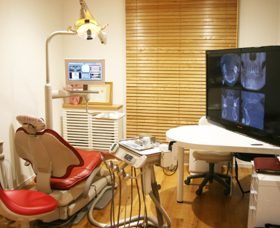 ①クリニック外観　②院内　③診療室