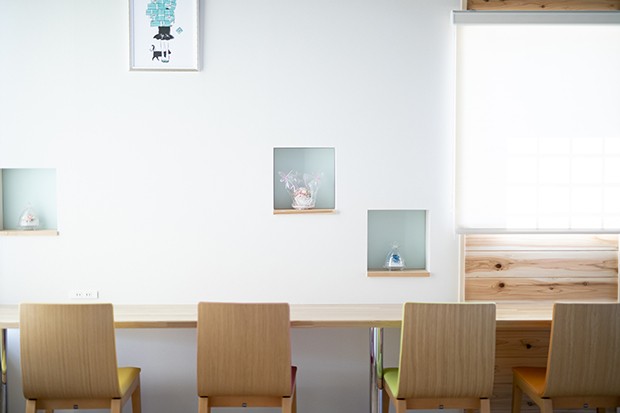 明るく清潔感のある待合室です