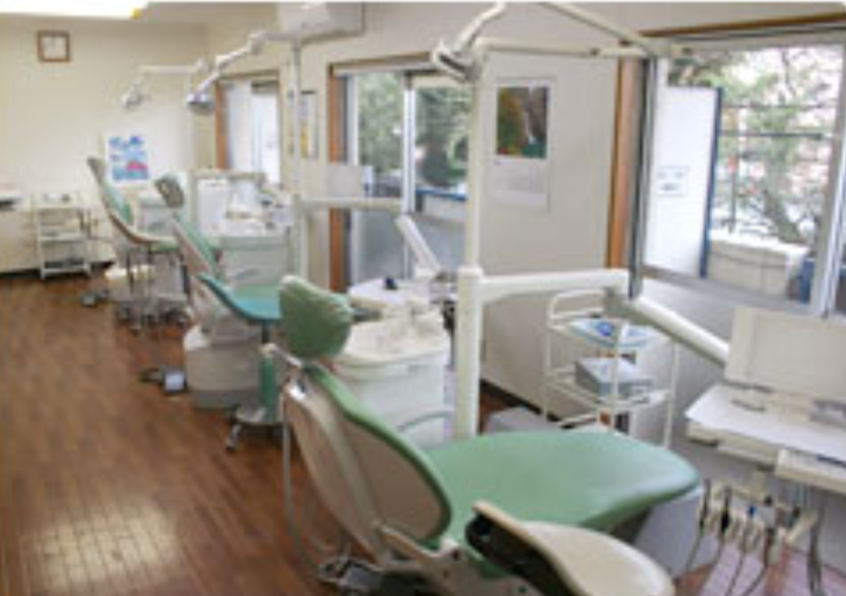 ①クリニック外観　②待合室　③診療室