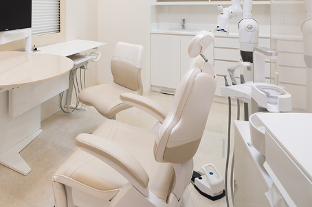 ①クリニック外観②受付③診療スペース