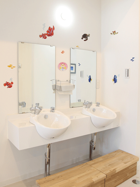 トイレや洗面台にも海のイメージがデザインされています