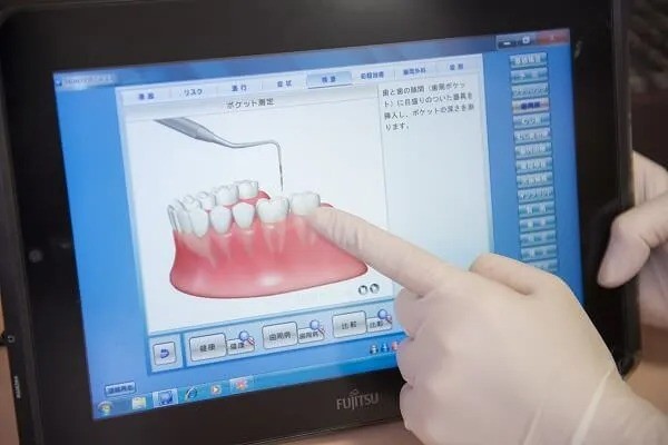 患者様一人ひとりの状態に合わせた歯周病ケアを通じて、将来にわたり自分の歯で噛める環境の維持を支えています。