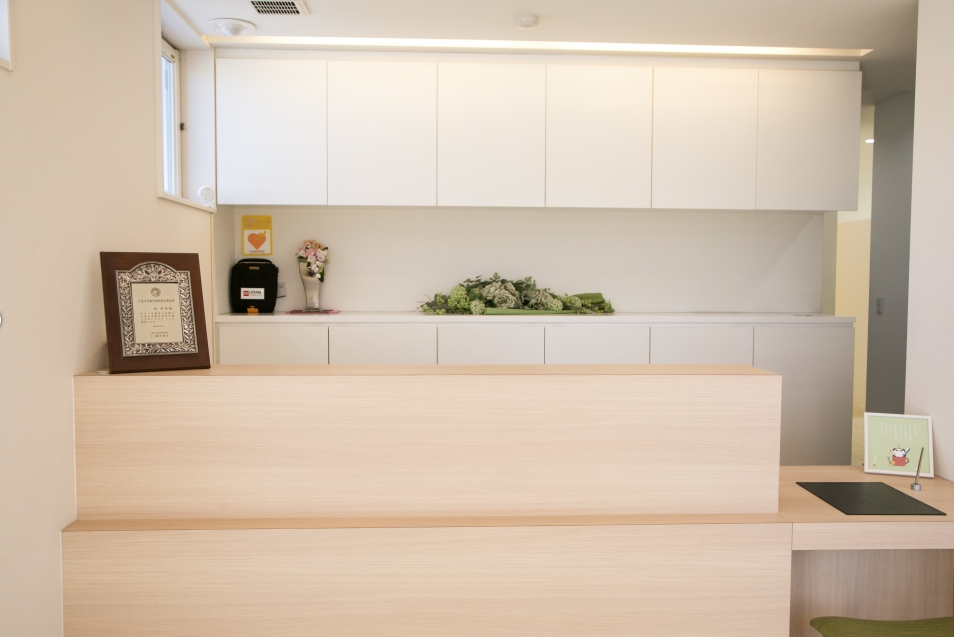 【土曜日診療あり】常に謙虚な姿勢で、リラックスできる居⼼地の良い空間での治療を提供する「歯科医院はやし」