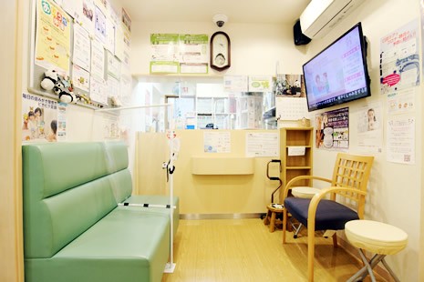 ①診療風景 ②待合室 ③院内風景