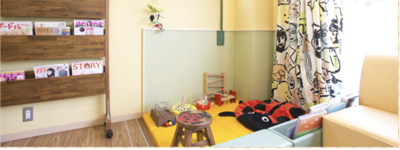 ①丁寧にお話を伺います②明るい診察室③キッズスペース