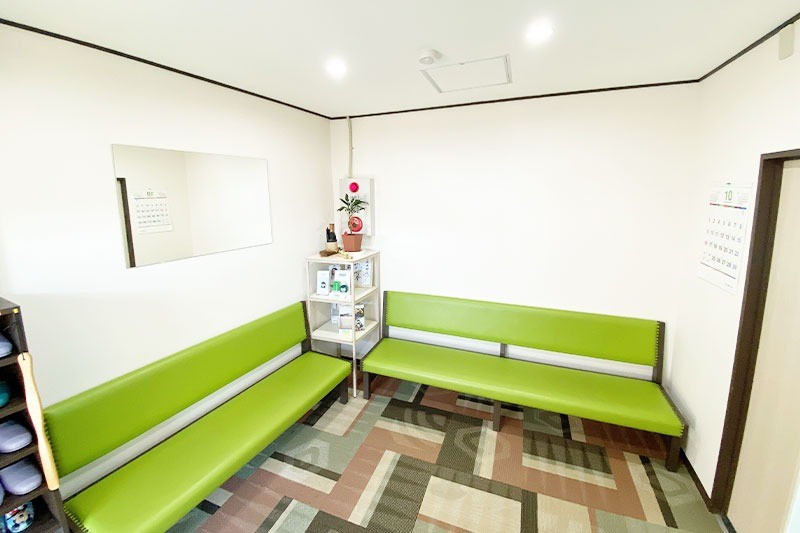 ①クリニック外観　②受付　③待合室