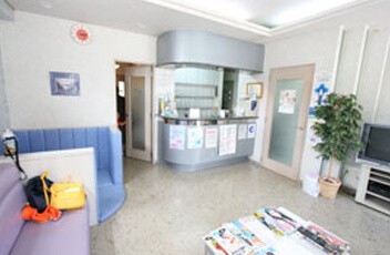 ①クリニック外観　②受付・待合室　③診察室