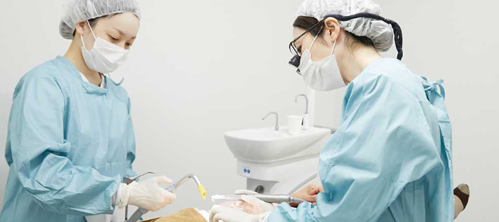 国際口腔インプラント学会認定医が手術を担当