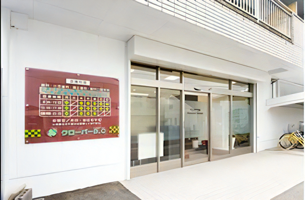 ①クリニック外観②玄関扉③待合室